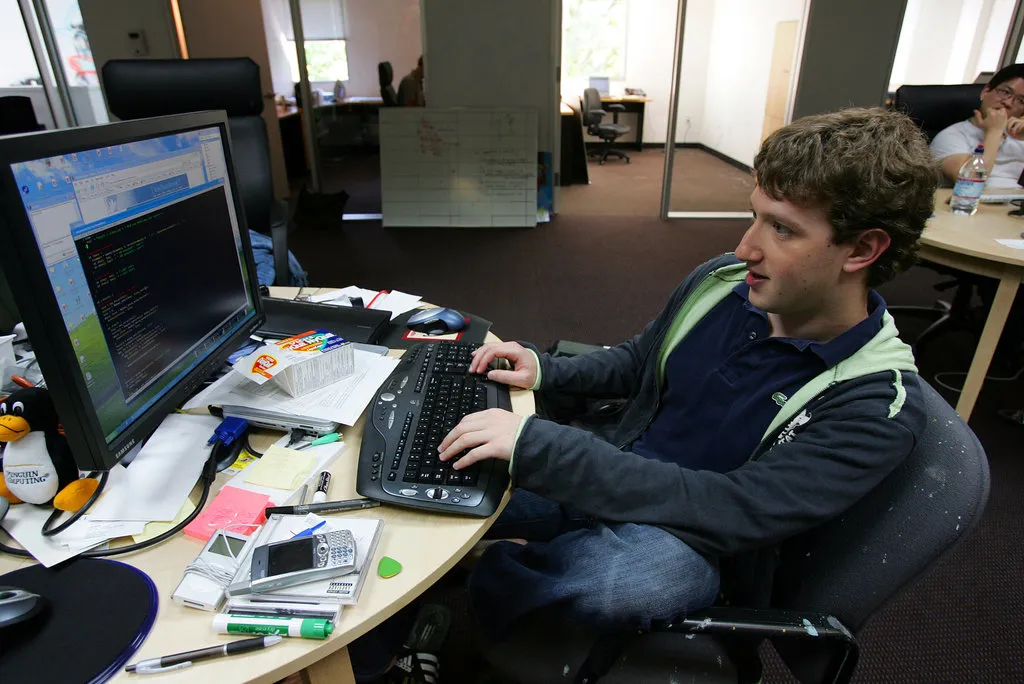 Eine Person arbeitet an einem Desktop-Computer im Büro