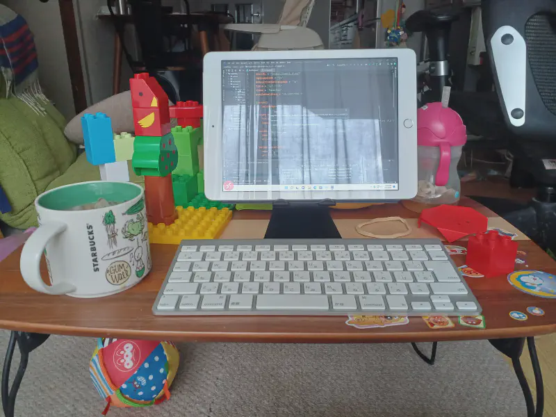 Featured image of post 子供の机を借りて作業？育児中のテレワーク・リモートワークのリアルな作業環境